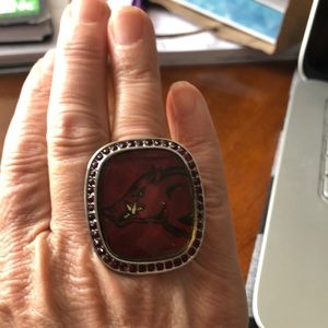 Razorback ring with stretchy band